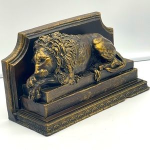 Murobello Bookend: Detailed Bronze Resin Sleeping Lion Sculpture on Platform
